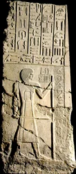 Panel, Aa-akhti, hieroglifák és egy figura, késő 3. dinasztia (mészkő)