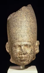 Valószínűleg Khufu király (Cheops) régi királyság kolosszális feje (vörös gránit)