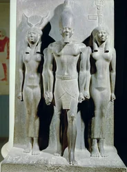 Menkaure triád (Mycerinus) Hathor istennővel és az Aphroditopolis nome istennőjével, a Menkaure piramis völgytemplomából, Gizaban, Óbirodalomban, Kr.e. 2529 körül (pala) (lásd.