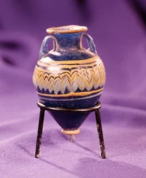 Amphora, Kr.e. 3-4. század (üveg)