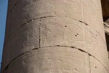 Egyiptomi antikvitás: a „damnatio memoriae” miatt törölt töltényű oszlop részlete, néhány utódaik által eretneknek tartott fáraó töltényeinek törlése, Luxor temploma. East Bank (Théba), Egyiptom