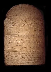 Egyiptomi ókor: a mészkő sztélé Piát ábrázolja, aki Sobek krokodilistent imádja, majd fia, Ij-Hebnef áldozatokat mutat be az istennek. A dahamsai Sobek templomból