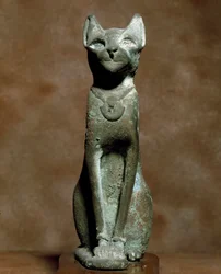 Egyiptomi ókor: Bastet macskaistennő. Bronzszobor. Egyiptomi Múzeum, Torino, Olaszország