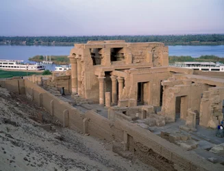 Egyiptomi ókor: kilátás a Kom Ombo templomra. Kr.e. 2. század. Asszuán. Egyiptom