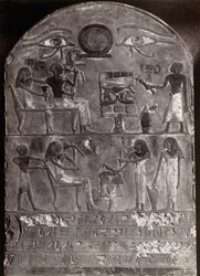 Hórusz szemei Bas-Relief : Bas-relief és hieroglifák egy boltíves sztélén két Hórusz szemével a tetején. Art Egyptien. Stele Musee du Louvre, A.G. Photo