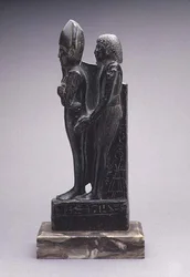 Férfi csoport bemutatja Osiris (steatite) ábrázolását