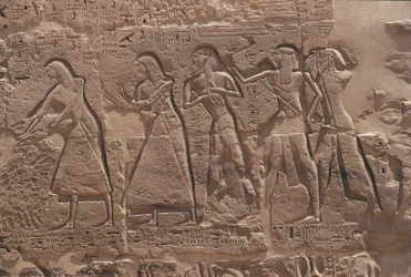 Írnok és fogoly könnyedsége III. Ramszesz erődített templomában, Medinet Habuban
