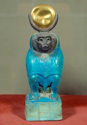 Ókori egyiptomi művészet: Thot isten pávián alakú szobrocskája. Ptolemaioszi kor (Kr. e. 332-30). Ezüst, fajansz, arany, szobor. Hermopoliszból, Egyiptomból. Magasság: 0,150 m.
