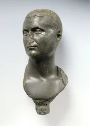 Egy római nemes mellszobra, akiről azt mondják, hogy Mark Anthony (i.e. 82-30), valószínűleg Alexandriából, Egyiptomból, Kr.e. 50-től i.sz. 50-ig (pala)