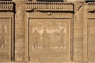 Egyiptomi ókor: Ihy, Ízisz fia születésére emlékező római mammisi. Hathor temploma, Denderah, Egyiptom