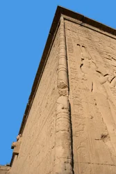 Egyiptomi antik: Hathor istennőnek szentelt templom hátsó falának sarka (Kleopátr jobb oldali ábrázolása). Dendera, Egyiptom