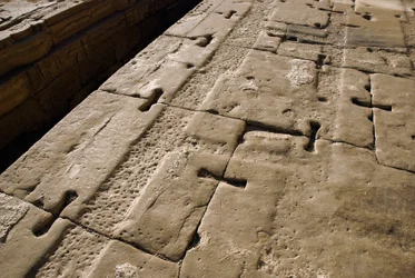 Egyiptomi ókor: a tető részlete, Hathor temploma, Dendera, Egyiptom