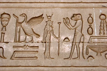 Egyiptomi ókor: hieroglifák a Hathor-templom keleti falán, Denderah, Egyiptom - Egyiptomi civilizáció: a denderah-i Hathor-templom (vagy Tentyra-templom) falára faragott hieroglifák, amelyek I. Pepi uralkodása alatt épültek (i.e. 2250 körül) - Dendera Temp