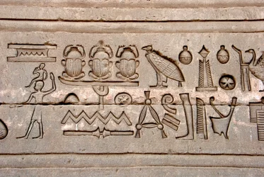 Egyiptomi ókor: hieroglifák Hathor templomának keleti falán, Dendera, Egyiptom