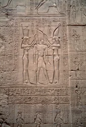 Egyiptomi ókor: IV. Ptolemaiosz király koronázását ábrázoló lapos dombormű. Hórusz temploma, Edfu, Egyiptom