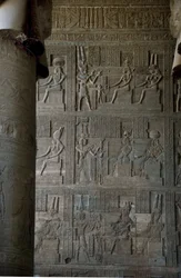Egyiptomi antikvitás: domborművek a Hathornak szentelt templom hipostílus szobájában, Dendera, Egyiptom