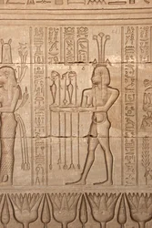 Egyiptomi ókor: egy férfi ábrázolása, aki áldozatot visz az istennő előtt, Hathor temploma, Dendera, Egyiptom