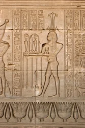 Egyiptomi ókor: a Nílus istenének ábrázolása, Hapy és hieroglifák, Hathor temploma, Denderah, Egyiptom - Egyiptomi civilizáció: a Nílus istene, Hapy, és a Hathor-templom (vagy Tentyra-templom) falára faragott hieroglifák Denderahban,
