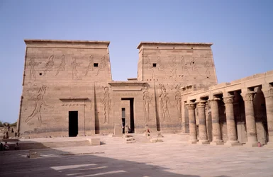 Egyiptomi antikvitás: kilátás az isteni Hórusznak szentelt Edfu (Edfu) templom bejáratára, amelyet ie 237 és 57 között építettek. Egyiptom