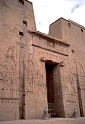 Egyiptomi antikvitás: kilátás az isteni Hórusznak szentelt Edfu (Edfu) templom bejáratára, amelyet ie 237 és 57 között építettek. Egyiptom