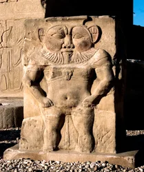 Egyiptomi régiségek: Bes istenség. Részlet a Hathor istennőnek szentelt templom alacsony domborművéről. Hathor temploma, Dendera (Dendera), Egyiptom