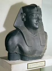 I. Ptolemaiosz egyiptomi stílusú szobrának töredéke, Kr. e. 305-283 (bazalt)