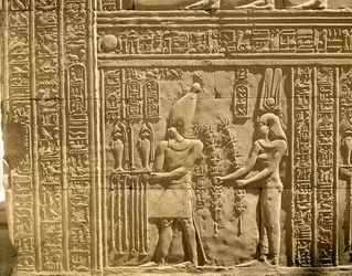 Ptolemaiosz VIII Euergetész II-t (Phüszkón) és Kleopátra III-at az isteneknek áldozatot bemutatva ábrázoló dombormű