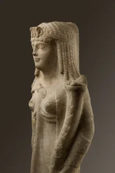 Ptolemaioszi királyné szobra, talán VII. Kleopátra, Kr. e. 200-30 (dolomitos mészkő)