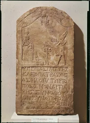 Ízisznek szentelt sztélé, amely VII. Kleopátrát (Kr. e. 69-30) ábrázolja, amint Kr. e. 51-ben áldozatot mutat be a fiát, Hóruszt szoptató Ízisznek
