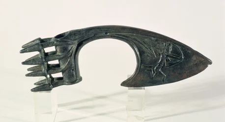 Egy íjászt ábrázoló fejszepenge, valószínűleg Loresztánból, Iránból, Kr.e. 2. vagy 1. évezred eleje (bronz)