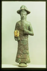 Aranykezű elami isten Susából, Délnyugat-Iránból, i.e. 1800-1700 körül (bronz és arany)
