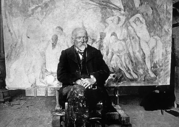 Paul Cézanne (1839-1906) francia festő 1904-ben, egyik fürdőzőket ábrázoló vászna előtt