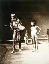 Egy fakír és asszisztense, India, 1880 körül (albumnyomat)