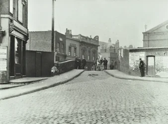 Egy fehér ló halad a Rhodeswell Roadon az Old Victory Bridge felé, 1895