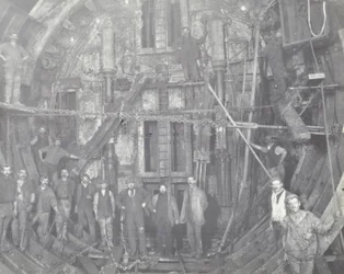 Blackwall Tunnel: egy csoport munkás áll a légzsilipben, 1894