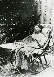Christabel Pankhurst (1881-1969) a The Suffragette egy példányát olvassa 1905-1914 körül