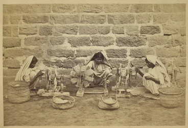Női rabok, akik pamutot tekercselnek forgó kerekeken a Karacsi börtönben. Fotós: Michie and Company c. 1873173 mm x 260 mm Archaeological Survey of India Collections: India Office Series (52. kötet).