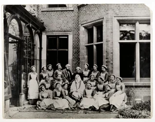 Florence Nightingale Sir Harry Verney-vel és Miss Crosslanddal, egy nővércsoport közepén a Claydon House-ban, 1886
