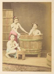 Fürdő japán lányok, három félmeztelen fiatal japán nő stúdiójelenete, akik egy kör alakú fakádban és körülötte pózolnak, Fotós: ismeretlen, Lucas Collection: Charles James és Morton P. Lucas világkörüli útjának fényképes dokumentációja