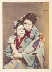 Japán nők hagyományos ruhában, Háromnegyed hosszúságú portré két fiatal nőről, az egyik ül, a másik a válla fölé hajolva, átölelve,  Fotós: Ismeretlen  Lucas Collection: Charles Ja világkörüli turnéjának fényképfelvétele