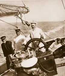 György király Britannia jachtja élén, 1920-as és 30-as évek