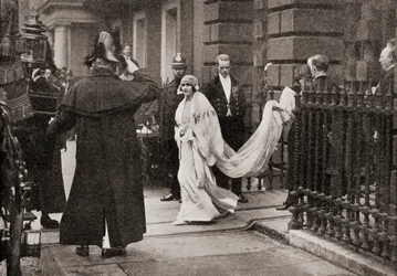 Lady Elizabeth Bowes Lyon 1923. április 26-án az esküvőjére tartott H.R.H. A York hercege, később VI. György király a Huszonöt év történetéből, 1935-ben