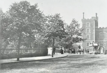 Lambeth-híd: megközelítési út a Lambeth-palotával a háttérben, 1897
