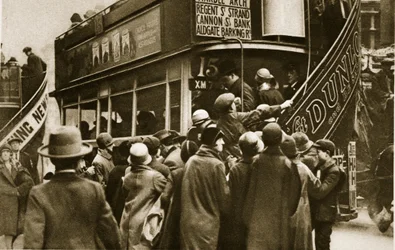 Londoniak buszért rohannak a Ludgate Hillen (szépia fotó)