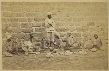 Férfi rabok, akik pamutot tekercselnek forgó kerekeken a Karacsi börtönben. c. 1873160 mm x 250 mm Fényképész: Michie and Company Archaeological Survey of India Gyűjtemények: India Office Series (52. kötet).