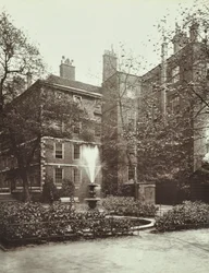 Középső templom, Fountain Court, 1885