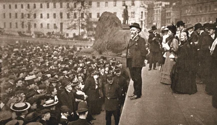 Keir Hardie a Trafalgar Square-en tartott első női választójogi demonstráción beszél