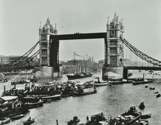 Hajók haladnak el a Tower Bridge alatt, 1894