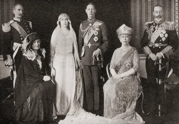 A brit királyi család York hercege és hercegnője esküvőjén, 1923-ban, a Huszonöt év történetéből, 1935-ben