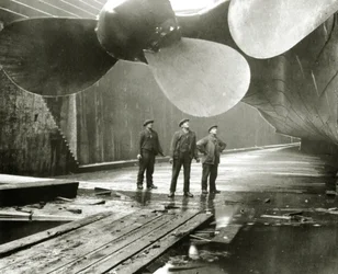 A Titanic hajócsavarjai a Harland & Wolff Thompson szárazdokkjában, Belfast, Írország, 1910-11